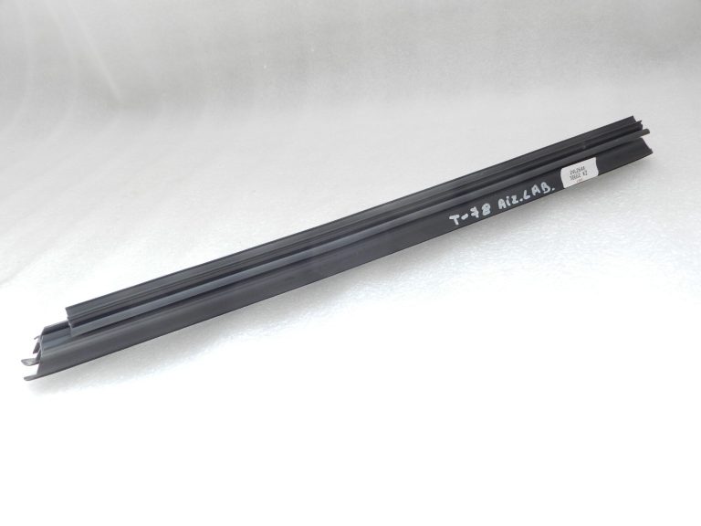 Toyota Yaris IV (XP210) Aizmugurējā labās puses apakšējā loga blīvējums 681730D340