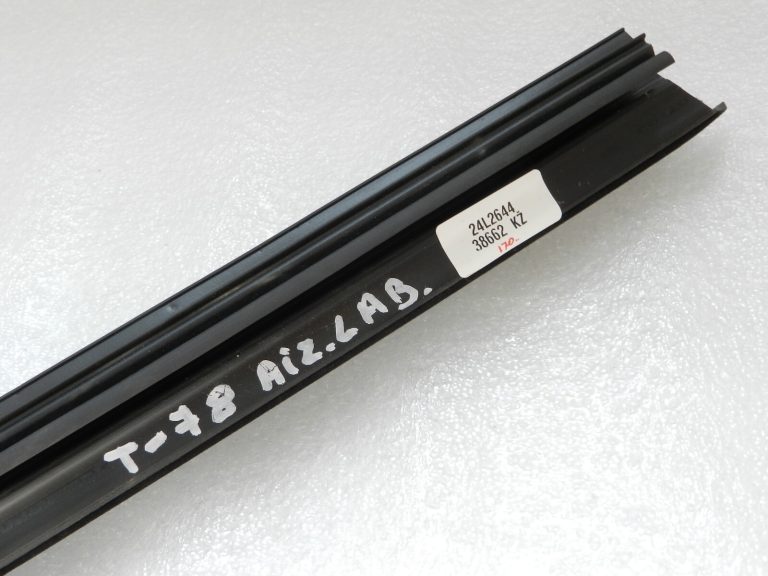 Toyota Yaris IV (XP210) Aizmugurējā labās puses apakšējā loga blīvējums 681730D340