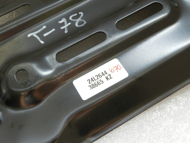 OEM Toyota Yaris IV (XP210) 1.5 HEV akumulatora turētājs 74403K0010, 74403-K0010