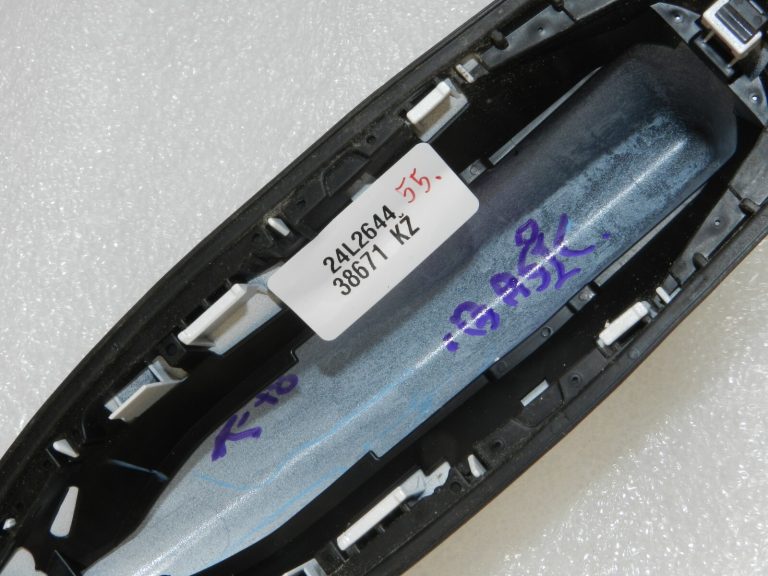 Toyota Yaris IV (XP210) Jumta antenas pārsegs 089 Wind Chill Pearl 86077K0010A3