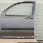 Nissan X-Trail T31 priekšējās kreisās durvis priekšējās kreisās durvis K55 brūngani pelēks met.