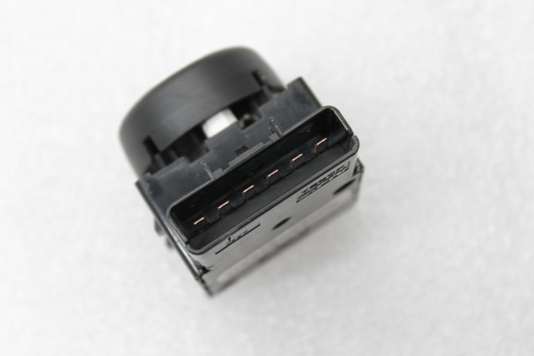 Oriģināls Lancia Thema II priekšējo sēdekļu atzveltnes regulēšanas slēdzis K68516077AA