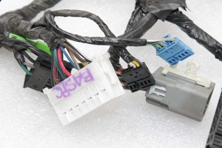 Lancia Thema II priekšējo kreiso sēdekļu atzveltnes elektroinstalācijas siksna K68159087AA, 68159087AA