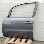 Opel Zafira B priekšējās kreisās durvis kreisās durvis kreisās durvis Krāsa 177 GAL Oglekļa pelēka