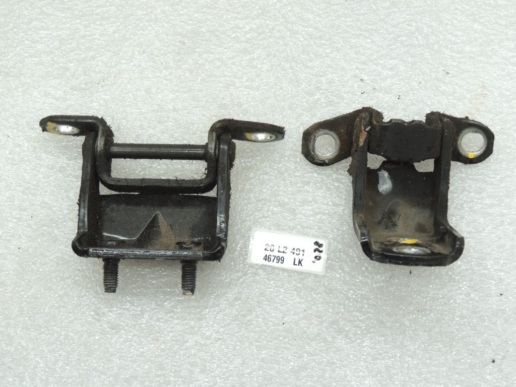 Nissan Navara II D40 Rear right door hinge 82400ZP80A 82420ZP80A