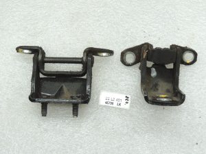 Nissan Navara II D40 Aizmugurējā labās puses durvju eņģe 82400ZP80A 82420ZP80A