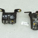Nissan Navara II D40 Aizmugurējā labās puses durvju eņģe 82400ZP80A 82420ZP80A