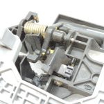 Kia Sportage IV QL Aizmugures labās puses durvju roktura rāmis 83665F1000