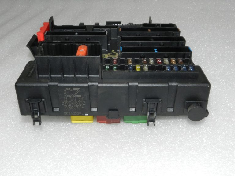 Opel Vectra C Aizmugurējā drošinātāju kārba 3170891 CZ, 93180092, 93186630, 6237161