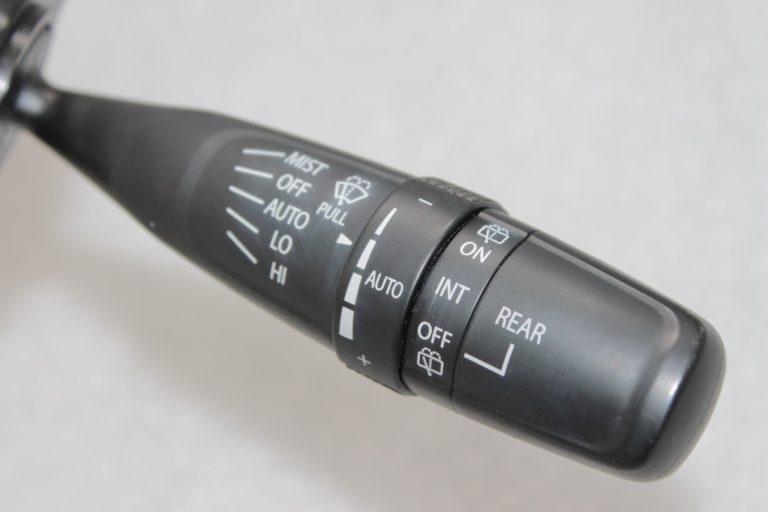Oriģināls Suzuki SX4 II stūres kolonnas slēdža tīrītāja slēdzis 37310-68L20, 3731068L20