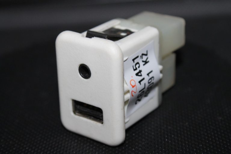 Oriģinālais Opel Antara USB AUX savienojuma ligzda 20870101, 4819736