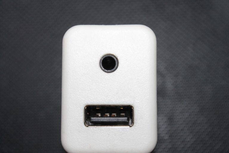 Oriģinālais Opel Antara USB AUX savienojuma ligzda 20870101, 4819736