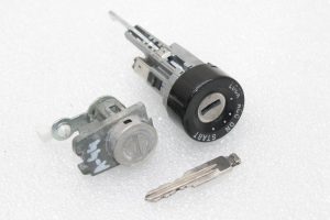 Opel Antara aizdedzes slēdzenes durvju slēdzeņu cilindrs ar atslēgu 95515243