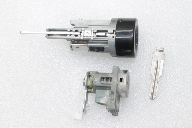 Opel Antara aizdedzes slēdzenes durvju slēdzeņu cilindrs ar atslēgu 95515243