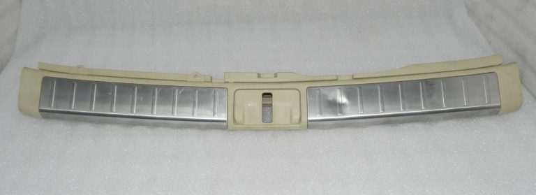 Oriģinālā komplektācijā Lexus RX III (AL10) sliekšņu aizsardzības līstes ziloņkaula krāsā 5838748070A0