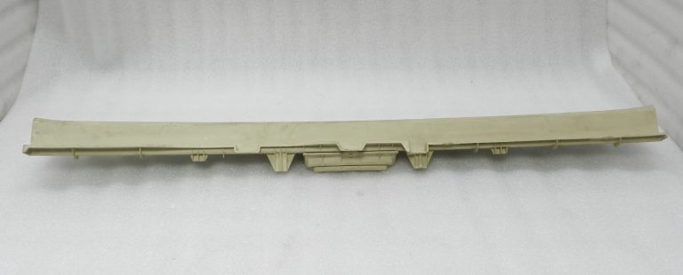 Oriģinālā komplektācijā Lexus RX III (AL10) sliekšņu aizsardzības līstes ziloņkaula krāsā 5838748070A0