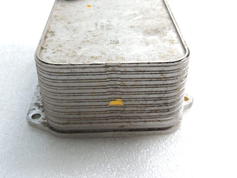 Audi A6 C7 4G 3.0TDi 6cyl motora eļļas dzesētāja radiators 059117015P