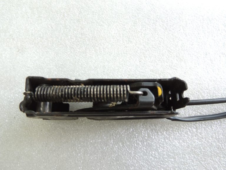 Volvo XC90 II dzinēja pārsega slēdzenes kreisā slēdzene 32318456 31425866