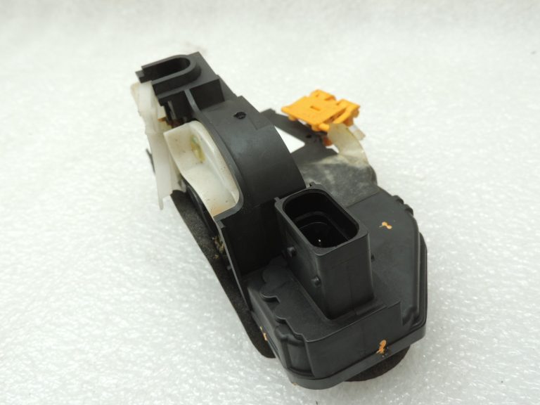 Opel Insignia A Astra J Zafira C Aizmugures labās puses durvju slēdzene 13579566