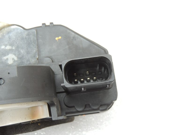 Opel Insignia A Astra J Zafira C Aizmugures labās puses durvju slēdzene 13579566