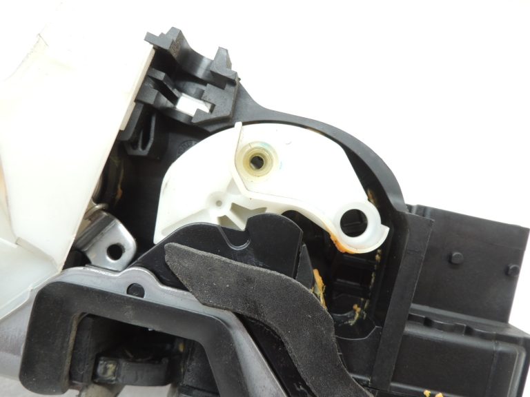 Opel Insignia A Astra J Zafira C Aizmugures labās puses durvju slēdzene 13579566