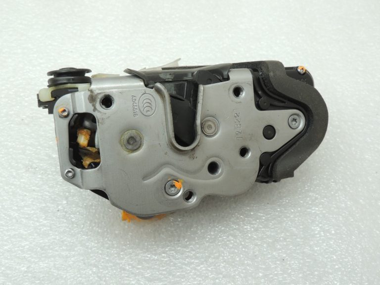 Opel Insignia A Astra J Zafira C Aizmugures labās puses durvju slēdzene 13579566