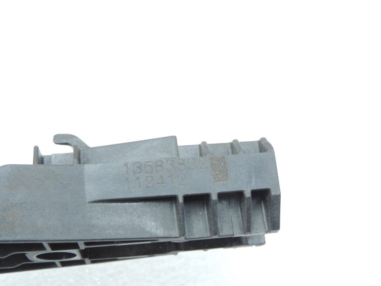 Opel Zafira C aizmugurējās kreisās ārdurvju roktura kronšteins 13583832