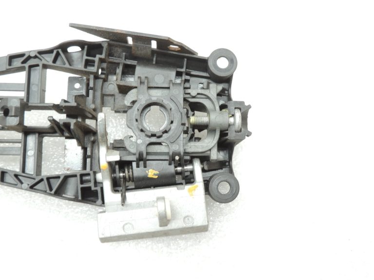 Opel Zafira C aizmugurējās kreisās ārdurvju roktura kronšteins 13583832