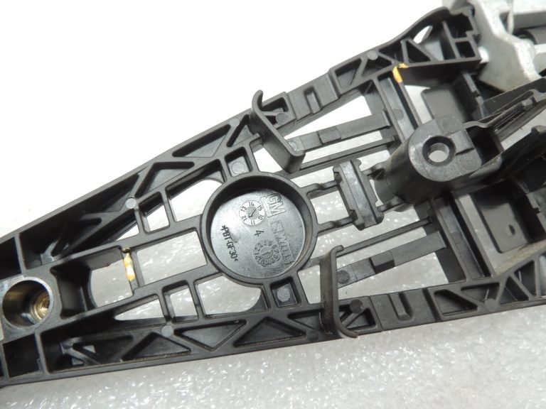 Opel Zafira C aizmugurējās kreisās ārdurvju roktura kronšteins 13583833