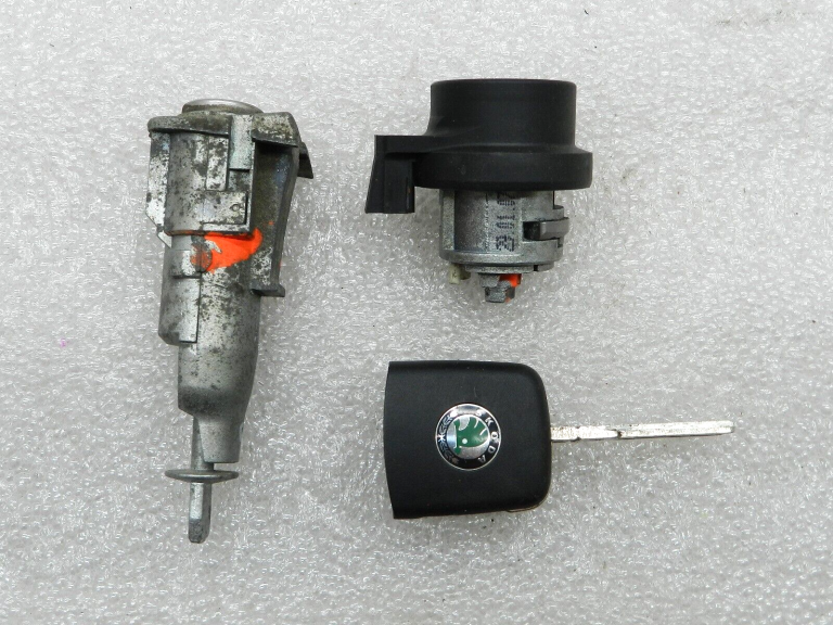 Skoda Octavia II oriģinālo atslēgu komplekts 8E0998855C 1Z0898167D