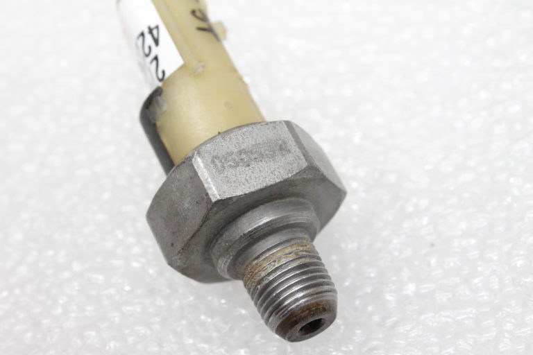 Oriģināls Nissan Qashqai J11 Renault eļļas spiediena sensors eļļas spiediena slēdzis 2507000Q0A