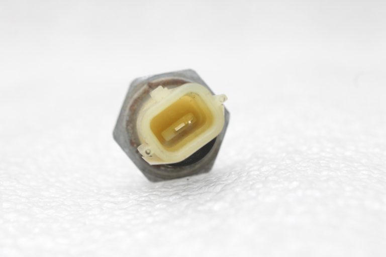 Oriģināls Nissan Qashqai J11 Renault eļļas spiediena sensors eļļas spiediena slēdzis 2507000Q0A