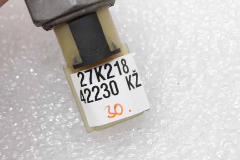 Oriģināls Nissan Qashqai J11 Renault eļļas spiediena sensors eļļas spiediena slēdzis 2507000Q0A