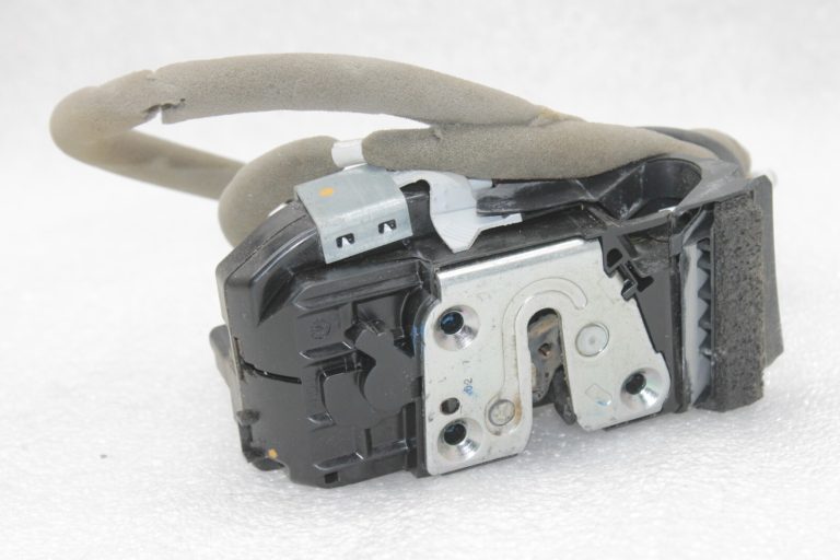 Oriģinālā Nissan Qashqai J11 aizmugurējo kreiso durvju slēdzene 825014EA2A, 82501 4EA2A