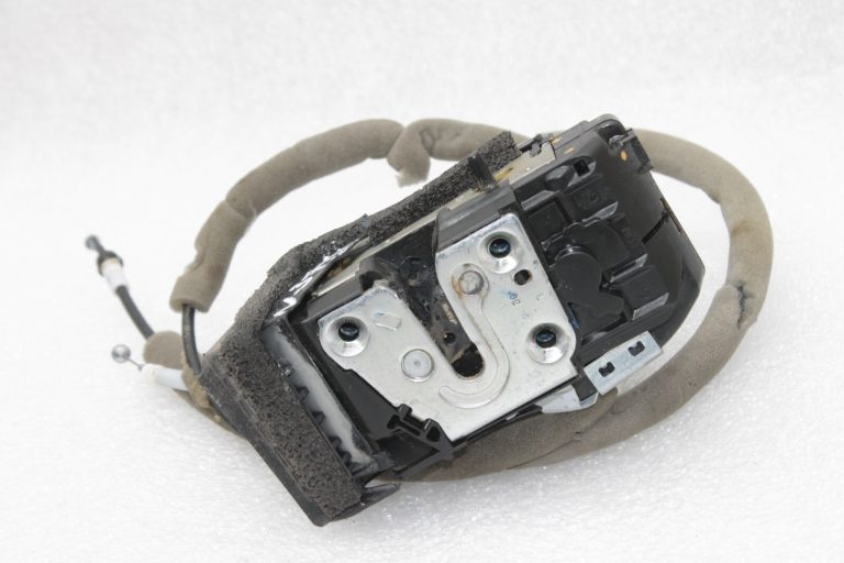 Oriģinālā Nissan Qashqai J11 aizmugurējo kreiso durvju slēdzene 825014EA2A, 82501 4EA2A