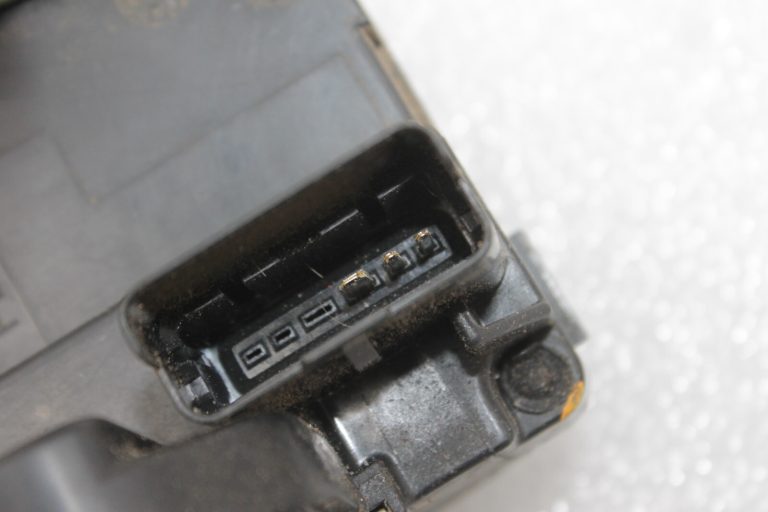 Oriģinālā Nissan Qashqai J11 aizmugurējo kreiso durvju slēdzene 825014EA2A, 82501 4EA2A