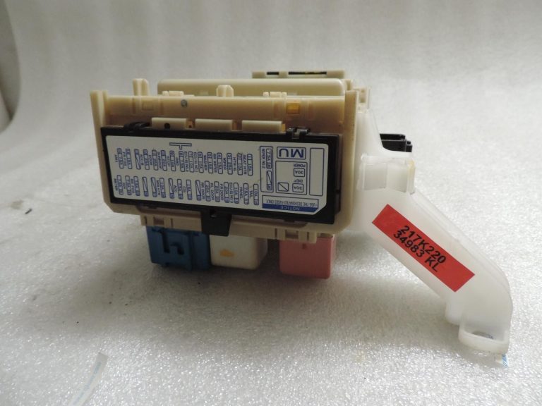Toyota Verso R2 09-17 Drošinātāju kārba 827300F150 FUSE BOX