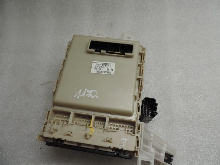 Toyota Verso R2 09-17 Drošinātāju kārba 827300F150 FUSE BOX