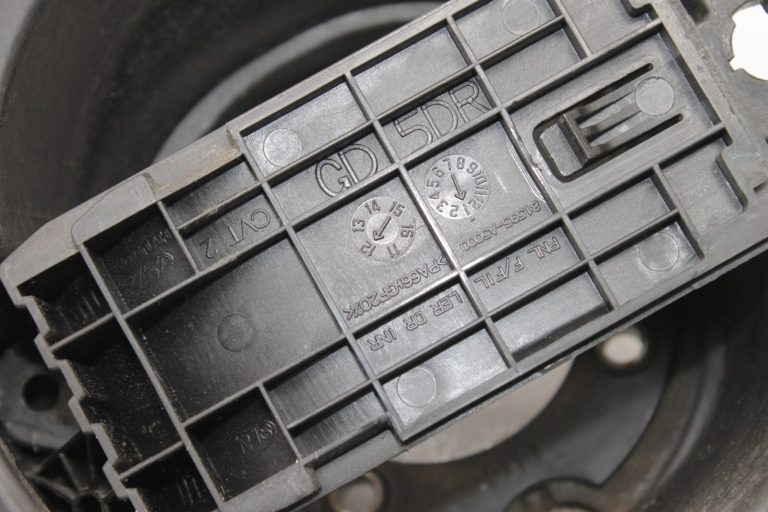 Oriģinālā Hyundai i30 GD degvielas uzpildes vāka eņģe 81595-A5000, 81595A5000