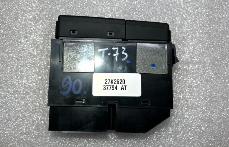 Toyota Avensis II oriģinālais aizmugurējā stikla apsildes slēdzis 8479005130