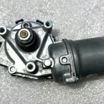 Toyota Yaris IV (XP210) Oriģinālais priekšējais vējstikla tīrītāja motors 85110-K0120