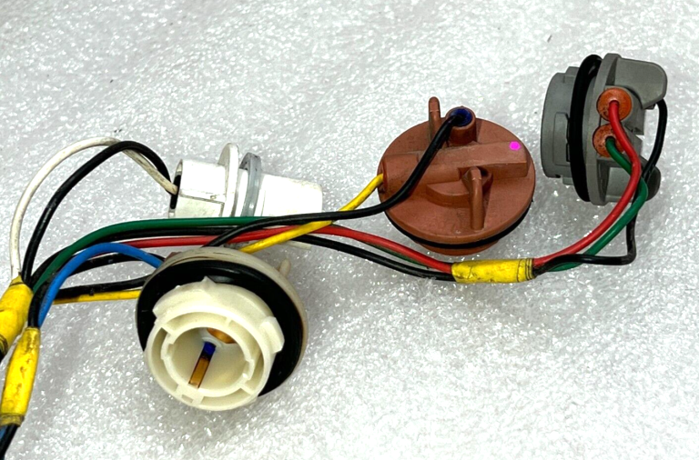 Kia Carnival oriģinālais luktura turētājs aizmugurējais kreisais iekšējais 924154D110