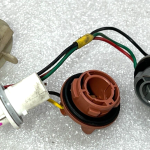 Kia Carnival oriģinālais luktura turētājs aizmugurējais kreisais iekšējais 924154D110