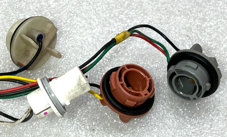 Kia Carnival oriģinālais luktura turētājs aizmugurējais kreisais iekšējais 924154D110