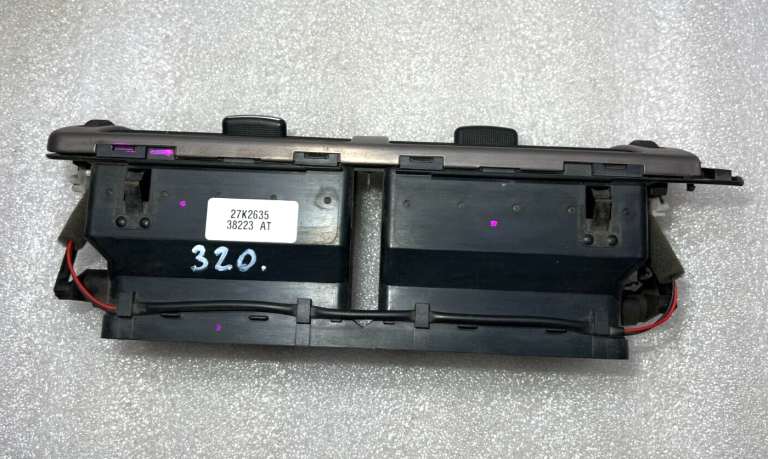 Audi A6 centrālās ventilācijas atveres sudraba krāsā 4B2820951