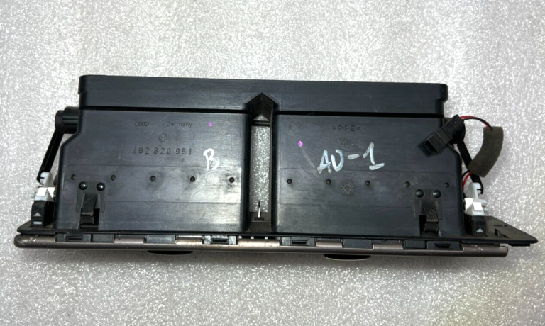 Audi A6 centrālās ventilācijas atveres sudraba krāsā 4B2820951