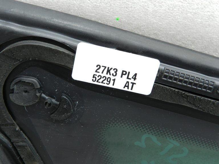 Cupra Leon KL8 oriģinālais aizmugurējais labās puses logs DEFEKTĪVS!