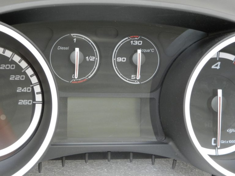 Oriģinālais Alfa Romeo Giulietta 940 2.0 JTD spidometra mērinstrumentu panelis 50527456