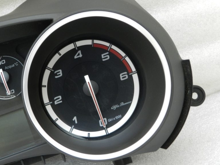 Oriģinālais Alfa Romeo Giulietta 940 2.0 JTD spidometra mērinstrumentu panelis 50527456