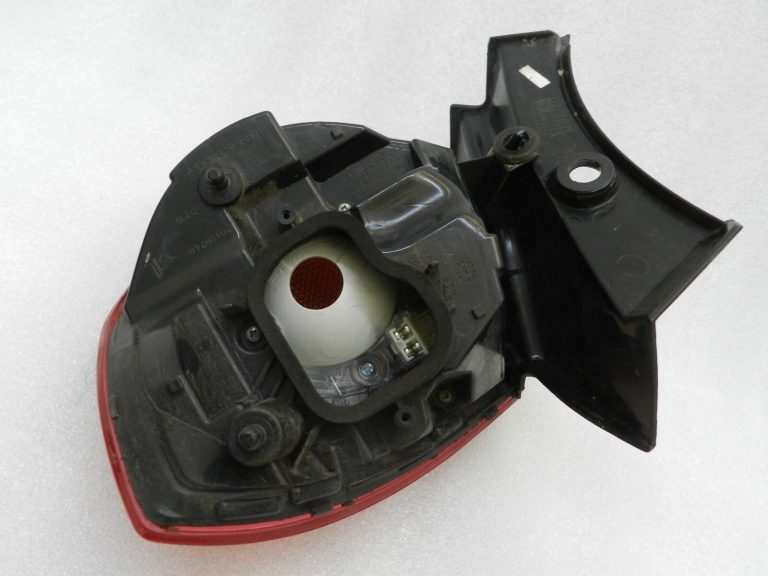 Oriģinālais testētais Alfa Romeo Giulietta 940 ārējais kreisais aizmugurējais lukturis 50513613